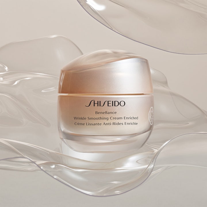 Shiseido Benefiance Wrinkle Smoothing Enriched Cream 50 ml silottava päivävoide beigessä purkissa aaltoilevalla taustalla.