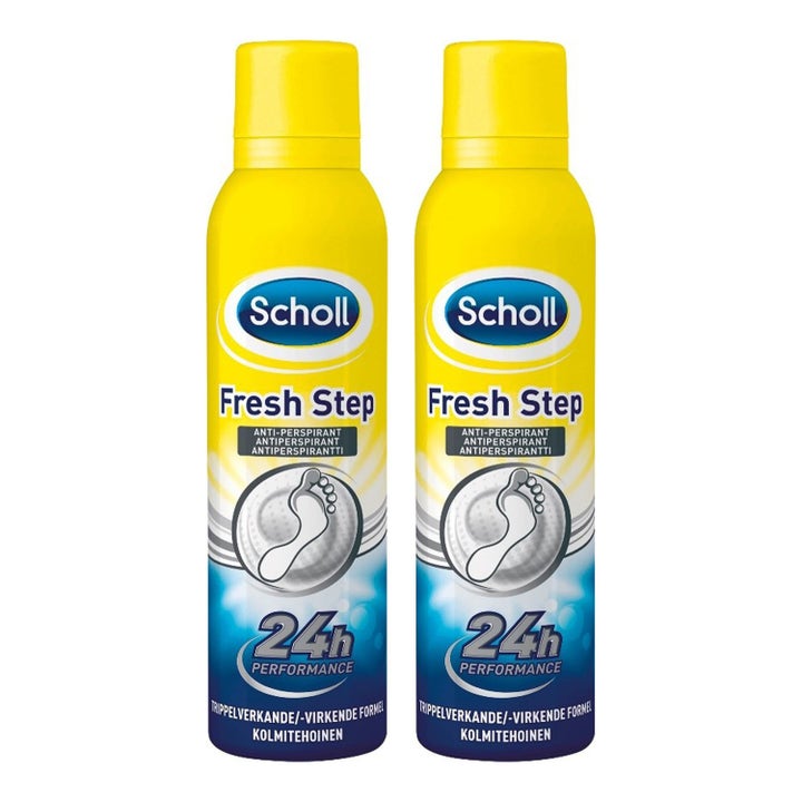 Scholl Fresh Step kaksi jalkasuihketta raikastavat jalat 24h keltaisissa spraypulloissa joissa on jalkaterän kuva.