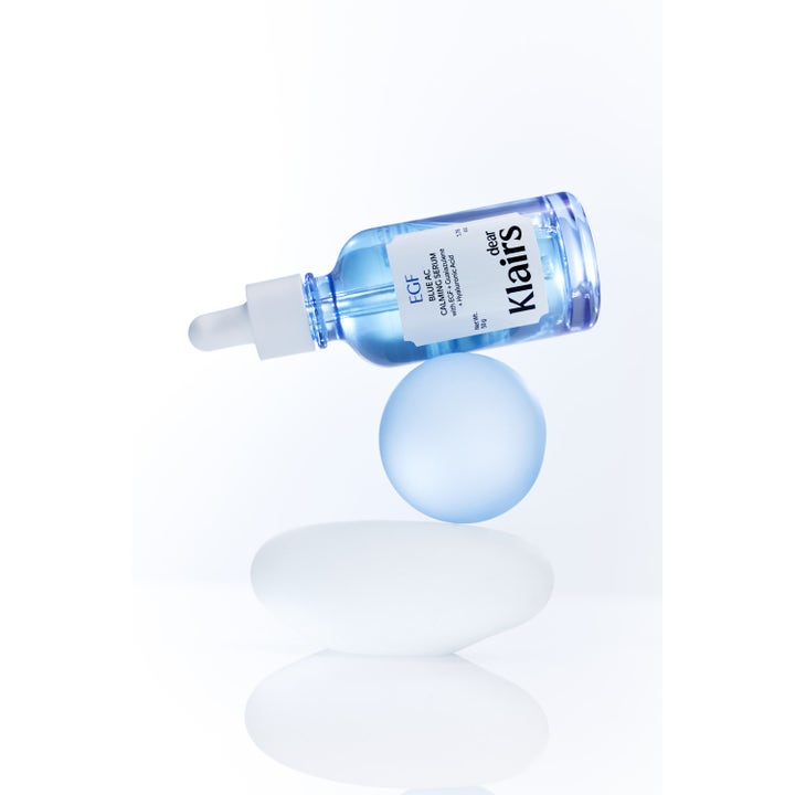 Klairs EGF Blue AC Calming Serum 50 ml rahoittava seerumi sinisessä lasipullossa tasapainoilemassa kiven päällä.