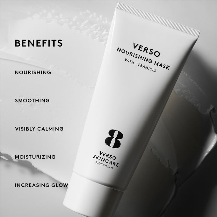 Verso N°8 Nourishing Mask 100 ml ravitseva kasvonaamio valkoisessa tuubissa ja voidemainen heleyttävä koostumus