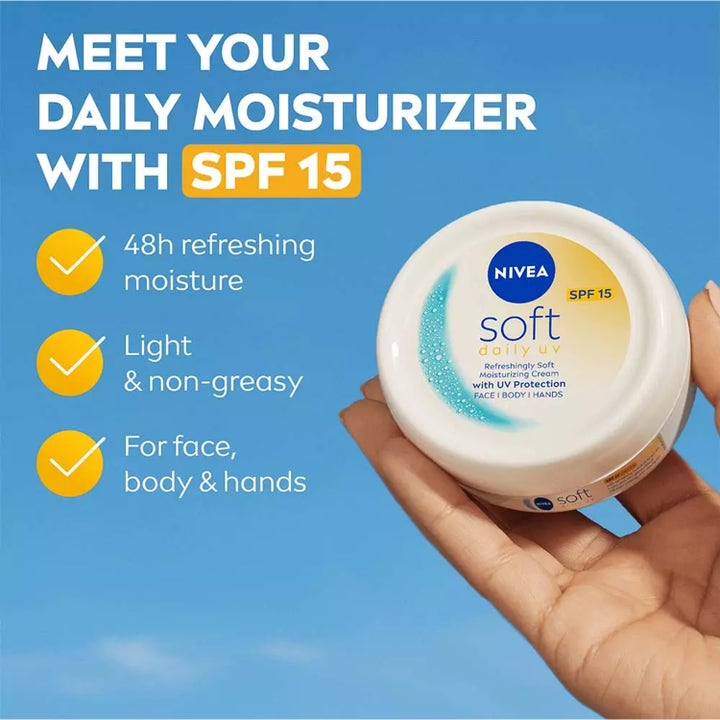 Nivea Soft Daily UV 100 ml kosteuttava SPF15 voide antaa 48h kosteutta valkoisessa purkissa sinistä taivasta vasten.