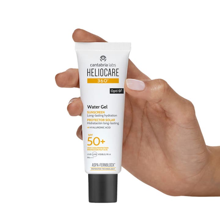 Heliocare Watergel SPF 50+ 50 ml kosteuttava aurinkosuoja kädessä pidettynä valkoisessa tuubissa.