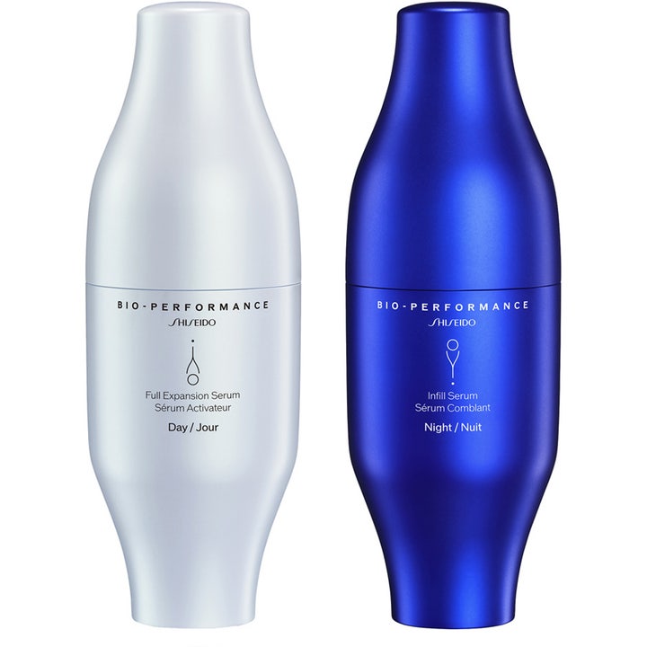Shiseido Bio-Performance Skin Filler 30 ml kiinteyttävä seerumiduo helmiäisvalkoisessa ja sinisessä pullossa.