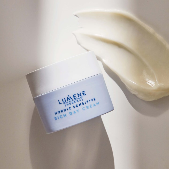 Lumene Nordic Sensitive Rich Day Cream 50 ml rauhoittava päivävoide vaaleansinisessä purkissa ja täyteläinen voidesively.