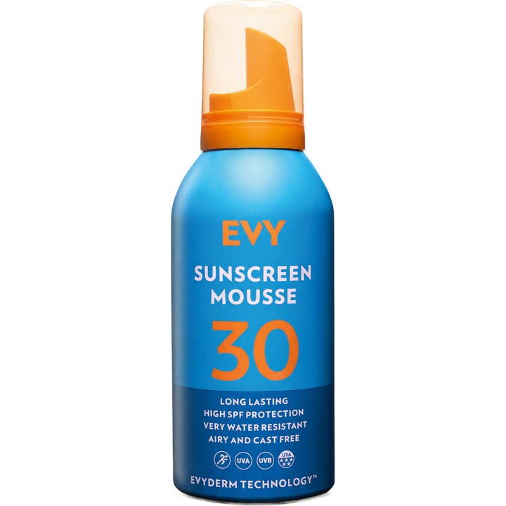 EVY Technology Sunscreen Mousse SPF 30 aurinkosuojavaahto suojaa ihoa tehokkaasti sinisessä pullossa, jossa on oranssi korkki.