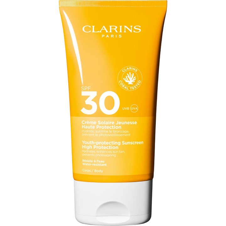 Clarins Youth-protecting Sunscreen SPF 30 aurinkovoide vartalolle keltaisessa tuubissa valkoisella korkilla.