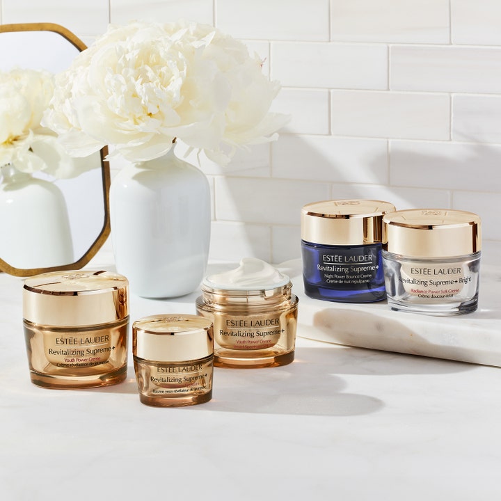 Estée Lauder Revitalizing Supreme+ Bright 50 ml kasvovoide muiden kultaisten purkkien joukossa.