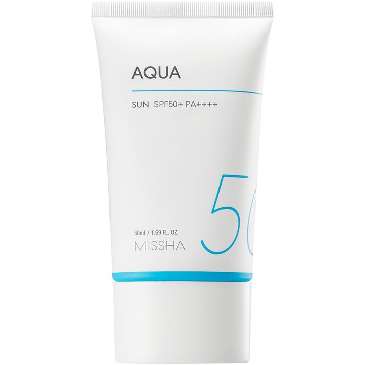 Missha Aqua Sun SPF50+ 50 ml kosteuttava aurinkovoide valkoisessa muovituubissa sinisillä yksityiskohdilla.