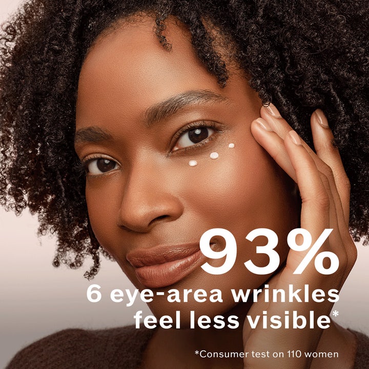 Shiseido Benefiance Wrinkle Smoothing Eye Cream 15 ml silmänympärysvoide silottaa ryppyjä, nainen ja teksti 93%.