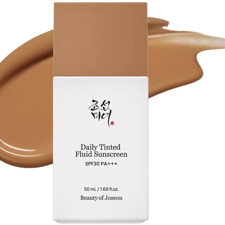Beauty of Joseon Daily Tinted Fluid Sunscreen 50 ml sävytetty aurinkovoide valkoisessa pullossa ruskean koostumuksen kera