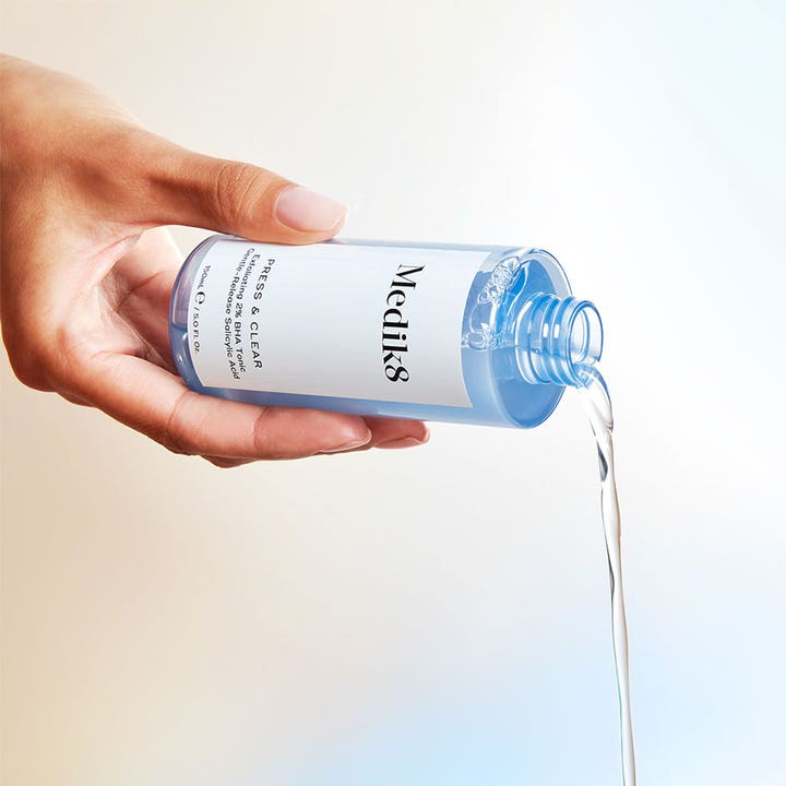 Medik8 Press & Clear 150 ml kuoriva kasvovesi kirkastaa ihoa juoksevalla koostumuksellaan.