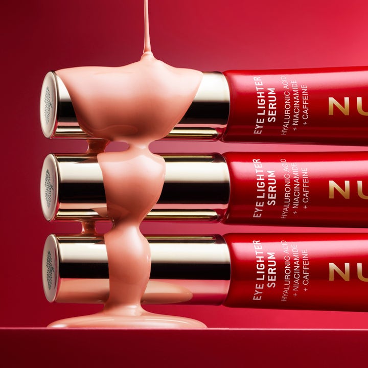 Nuxe Merveillance Lift Eye-Lighter Serum 12 ml kirkastava silmänympärysseerumi punaisissa tuubeissa ja valuva voide.