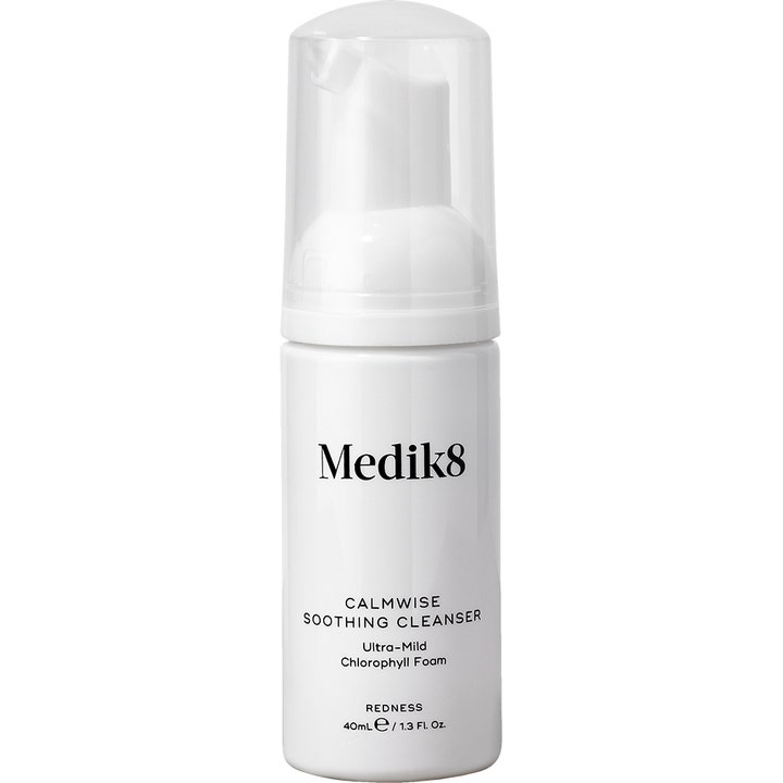 Medik8 Calmwise Soothing Cleanser 40ml rauhoittava puhdistusvaahto punoitukseen valkoisessa pullossa kirkkaalla korkilla.