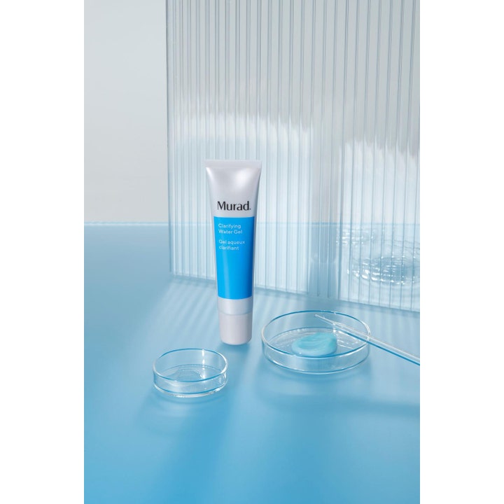 Murad Clarifying Water Gel 60 ml kosteuttava kasvovoide tuubissa sekä vaaleansinistä geelitekstuuria lasimaljassa