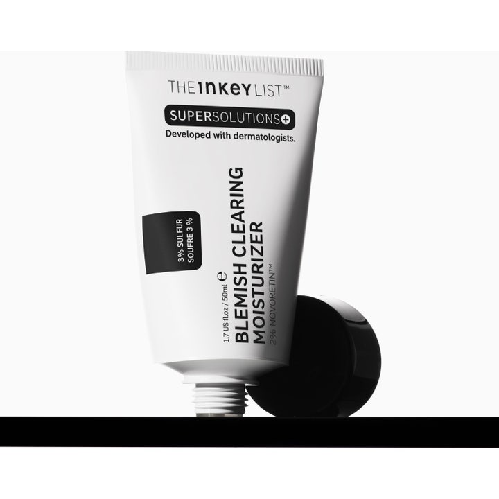 The INKEY List Blemish Clearing Moisturizer 50 ml yövoide sisältää 3% rikkiä ja 2% novoretiniä valkoisessa tuubissa