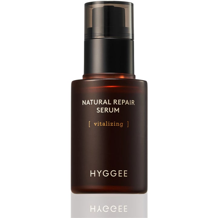 Hyggee Natural Repair Serum elvyttävä kasvoseerumi ruskeassa lasipullossa mustalla pumpulla ja tummalla korkilla