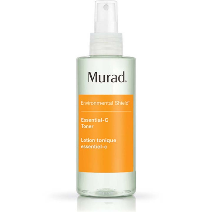 Murad Essential-C Toner 180ml kirkastava kasvovesi suihkepullossa, jossa on oranssi etiketti ja kirkas korkki