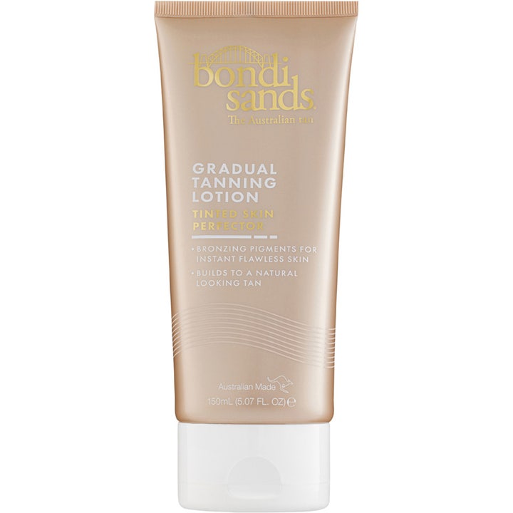 Bondi Sands Gradual Tanning Lotion Tinted Skin Perfector 150 ml antaa päivetyksen shampanjanvärisessä tuubissa.