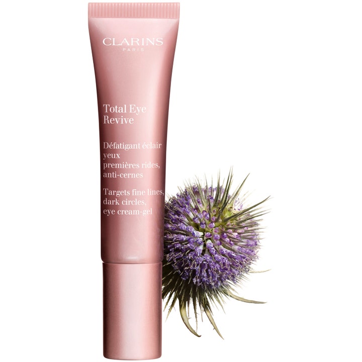 Clarins Total Eye Revive 15 ml silmänympärysvoide vaaleanpunaisessa tuubissa karstaohdakkeen kera.