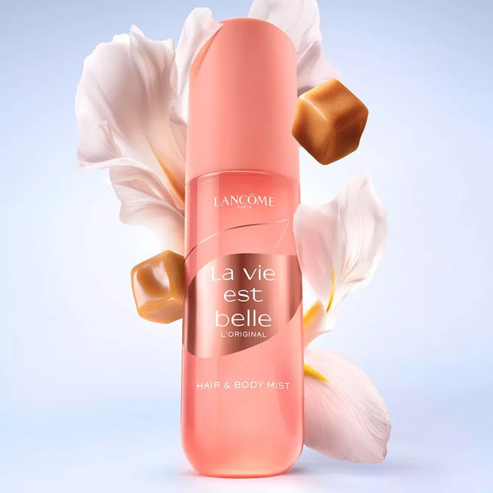 Lancôme La Vie est Belle Hair And Body Mist 100 ml vartalosuihke vaaleanpunaisessa pullossa kukkien ja karamellien kera.