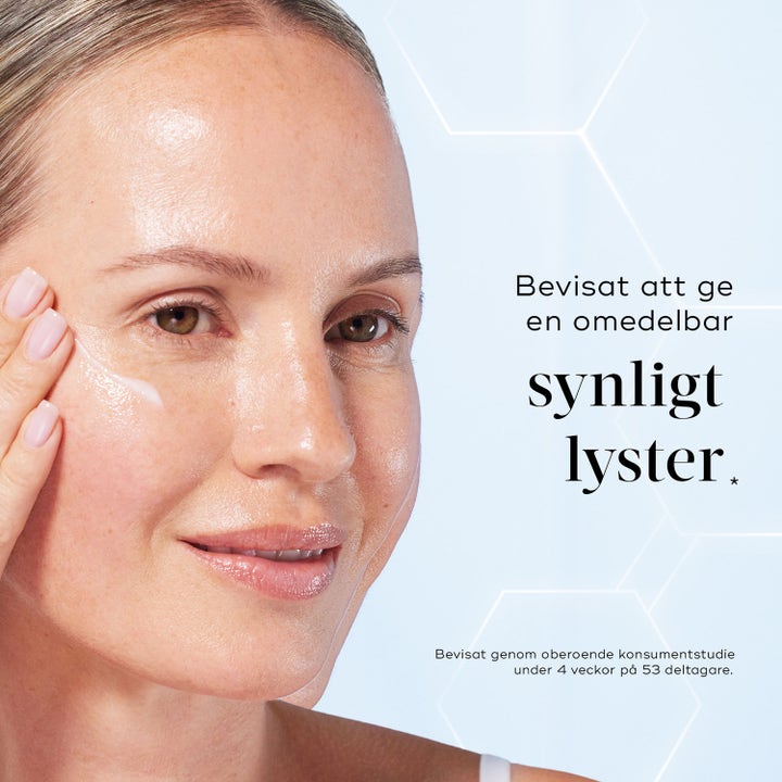 Medik8 Niacinamide Peptides Toner 30 ml heleyttävä kasvovesi, nainen levittää tuotetta hehkuvalle iholle.