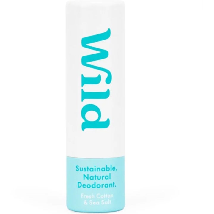 Wild Fresh Cotton & Sea Salt luonnollinen deodorantti suojaa hajuilta valkoisessa ja vaaleansinisessä täyttöpakkauksessa.