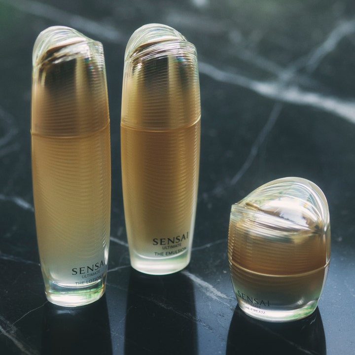 Sensai Ultimate The Cream 40 ml elvyttävä kasvovoide kultaisessa purkissa tummalla marmoripinnalla.