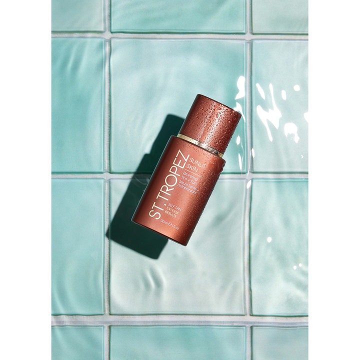 St.Tropez Self Tan Express Sunlit Skin Bronzing Tint + Tan 30 ml itseruskettava seerumi pisaraisessa pullossa.