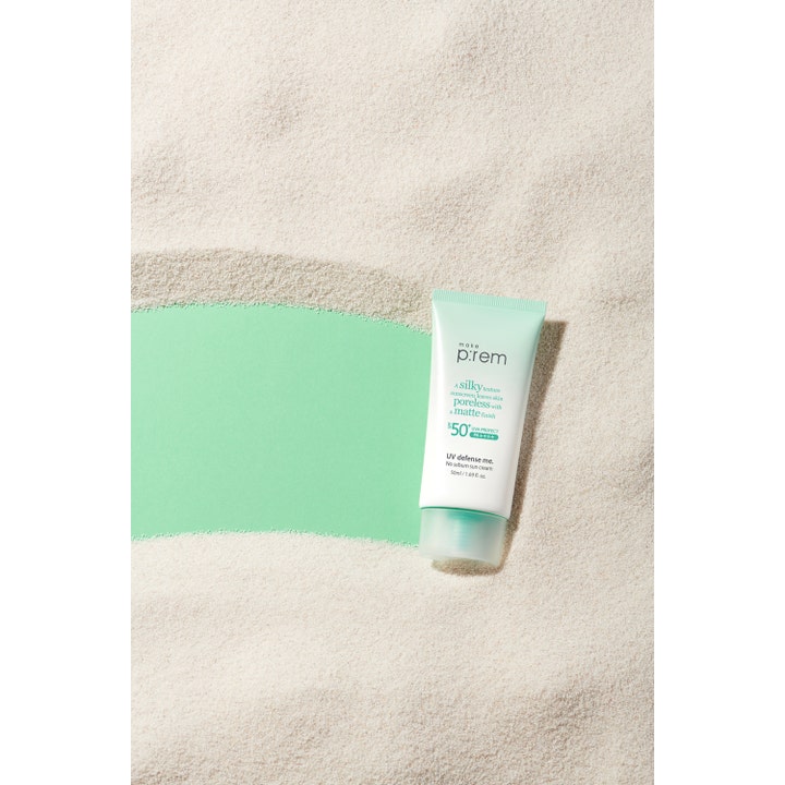 Make Prem No Sebum Sun Cream 50 ml mattaisen pinnan antava aurinkovoide kasvoille mintunvihreässä tuubissa hiekalla.