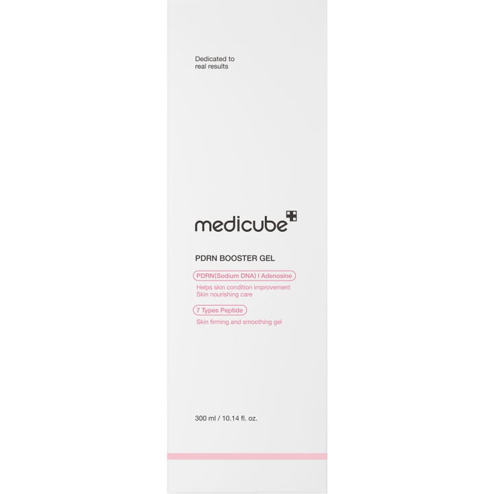 Medicube PDRN Booster Gel 300 ml kiinteyttävä kasvogeeli valkoisessa pakkauksessa jossa vaaleanpunaisia yksityiskohtia.