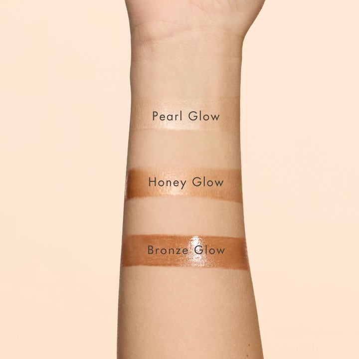 Hickap Bronze Glow Serum 30 ml heleyttävä seerumi kolmessa eri sävyssä levitettynä käsivarren iholle.