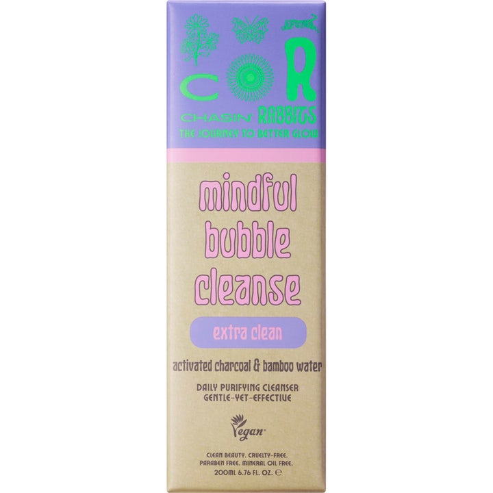 Chasin' Rabbits Mindful Bubble Cleanse 200 ml puhdistava kasvojenpuhdistusaine beigessä ja liilassa pahvipakkauksessa.