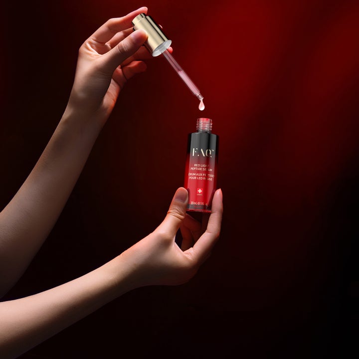 FAQ Swiss FAQ Red Light Peptide Serum 30 ml silottava seerumi punaisessa lasipullossa kultaisella pipetillä.