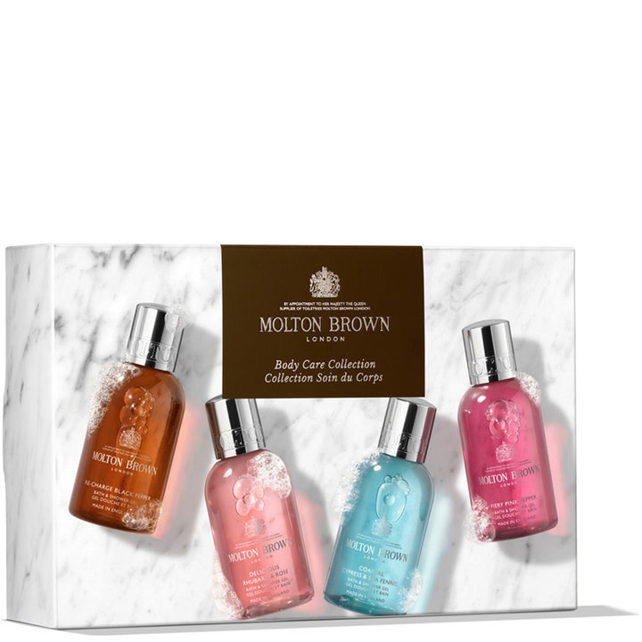 Molton Brown Body Quad 400 ml lahjasetti sisältää neljä värikästä suihkugeeliä marmorikuviopakkauksessa.
