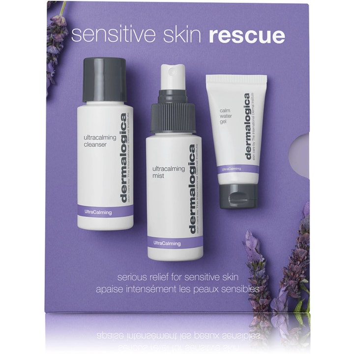 Dermalogica Sensitive Skin Rescue rauhoittava ihonhoitosetti kolme valkoista pakkausta liilalla taustalla laventelin kera.