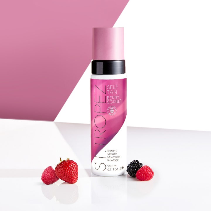 St.Tropez Self Tan Berry Sorbet Bronzing Mousse 200 ml antaa päivetyksen marjojen ympäröimässä pullossa.