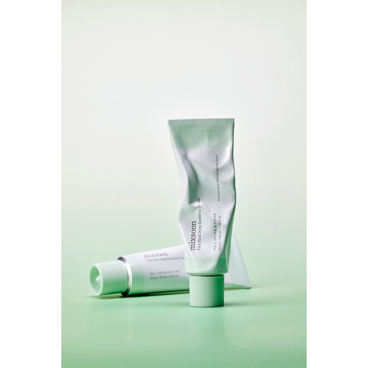 Mixsoon Cica Hyal Soothing Cream 50 ml rauhoittava kasvovoide kahdessa vaaleanvihreässä puristustuubissa.
