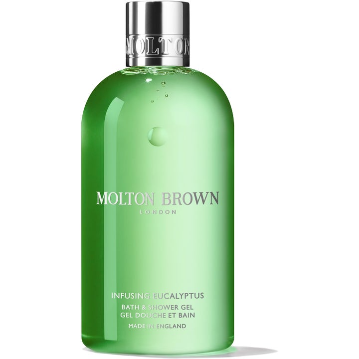 Molton Brown Infusing Eucalyptus 300 ml virkistävä suihkugeeli kirkkaassa vihreässä pullossa hopeisella korkilla.