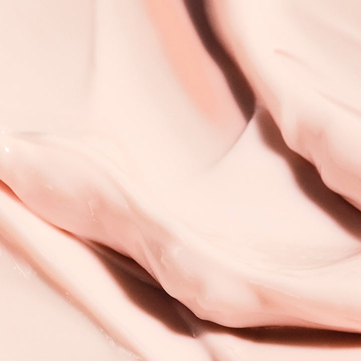 Sol de Janeiro Rosa Charmosa Dewy Cream 75 ml kosteuttava vartalovoide, jossa on täyteläinen vaaleanpunainen koostumus.