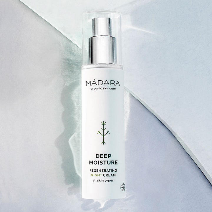 MÁDARA Deep Moisture Night cream 50 ml uudistava yövoide valkoisessa pumppupullossa jossa on hopeinen pumppu