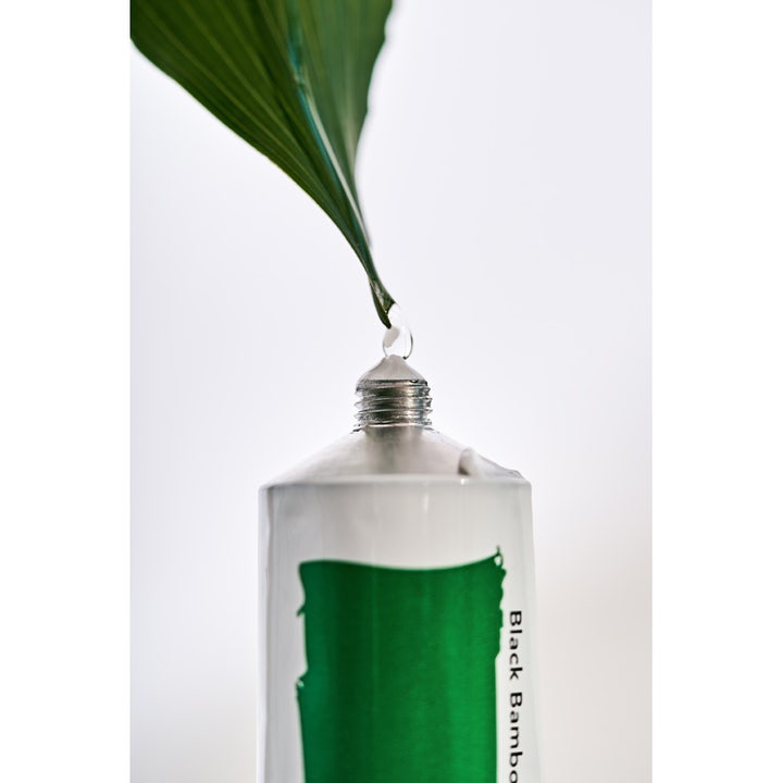 Haruharu wonder Black Bamboo Nourishing Calming Hand & Nail Cream 50 ml ravitseva käsivoide ja vihreä lehti tuubin suulla