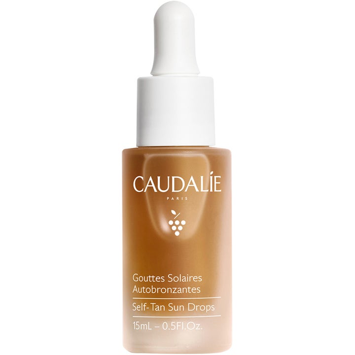 Caudalie Gouttes Solaires Autobronzantes 15 ml itseruskettavat tipat antavat hehkua lasipullossa valkoisella pipetillä.