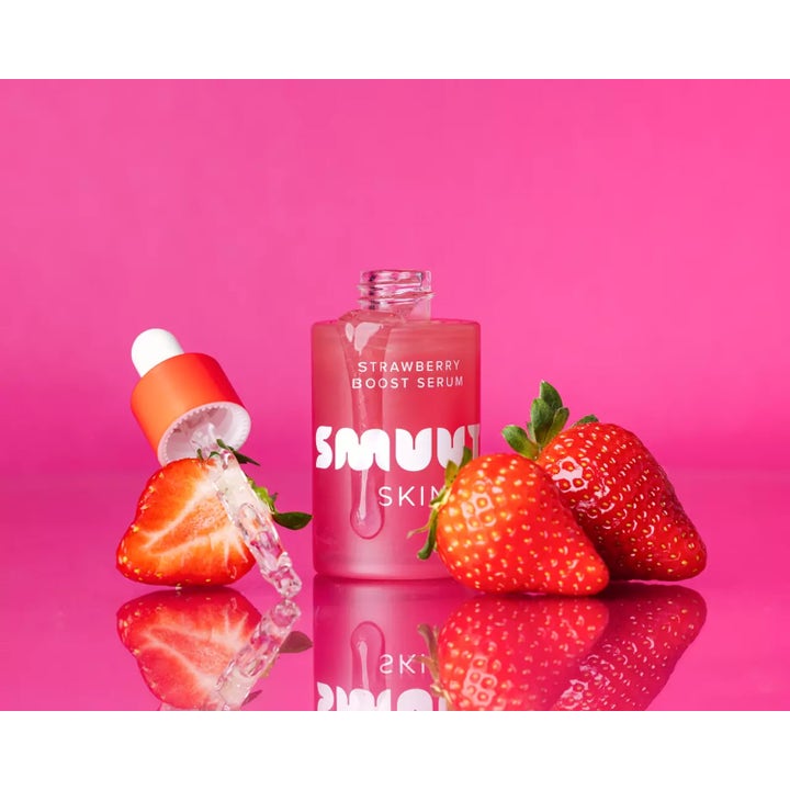 Smuuti Skin Strawberry Boost Serum 30 ml kosteuttava seerumi vaaleanpunaisessa pullossa tuoreiden mansikoiden kera.