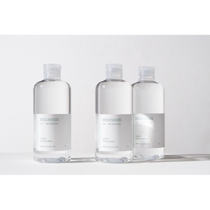 Mixsoon Centella Cleansing Water 300 ml puhdistusvesi rauhoittaa ihoa kolmessa kirkkaassa muovipullossa.