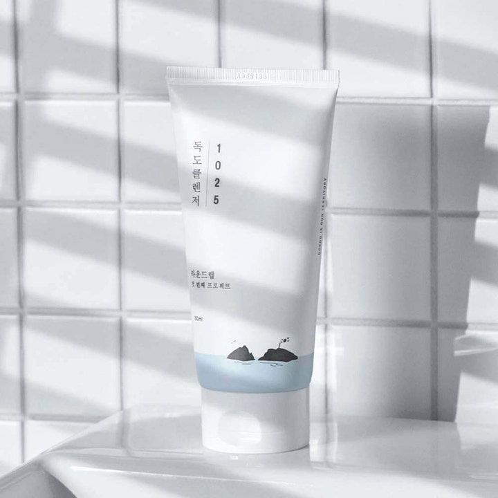 Round Lab 1025 Dokdo Cleanser 150 ml kosteuttava puhdistusaine valkoisessa tuubissa, jossa on minimalistinen saarikuvio.