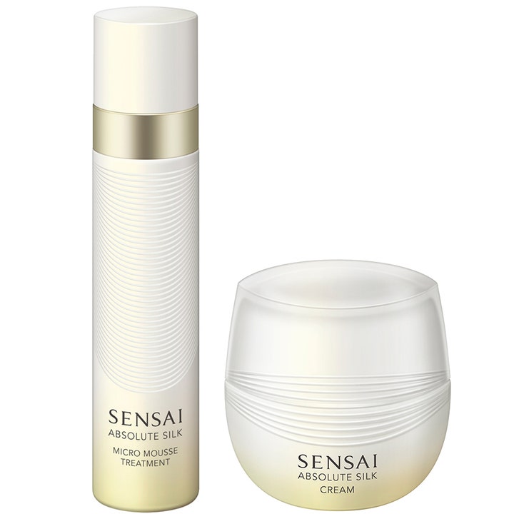 Sensai Absolute Silk Micro Mousse Treatment ja Cream kosteuttava setti valkoisissa aaltoilevissa pakkauksissa.