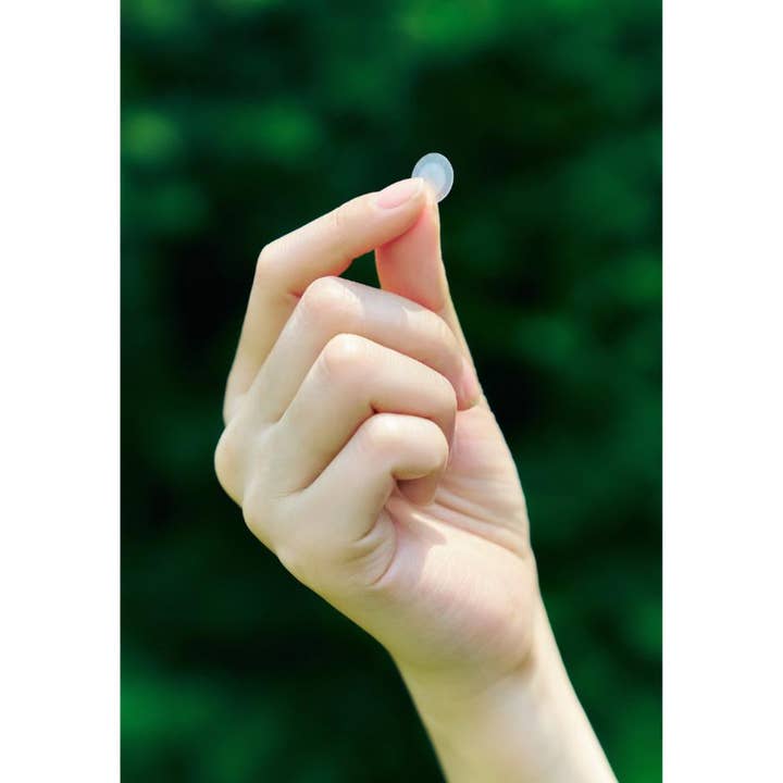 SKIN1004 Spot Cover Patch 22 kpl rauhoittava finnilaastari pidettynä sormien välissä luonnonläheisessä kuvassa