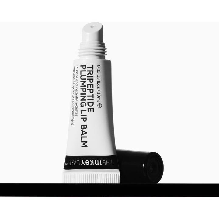 The INKEY List Tripeptide Plumping Lip Balm 10 ml kosteuttava huulivoide, valkoinen tuubi ja pakkaus.
