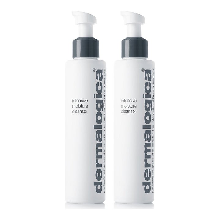Dermalogica Intensive Moisture Cleanser kosteuttava puhdistusemulsio kaksi valkoista pumppupulloa harmailla korkeilla