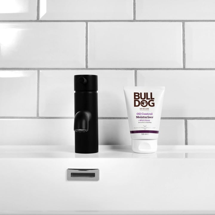 Bulldog Oil Control Moisturiser 100 ml mattapinnan antava kasvovoide valkoinen tuubi mustan hanan vieressä.